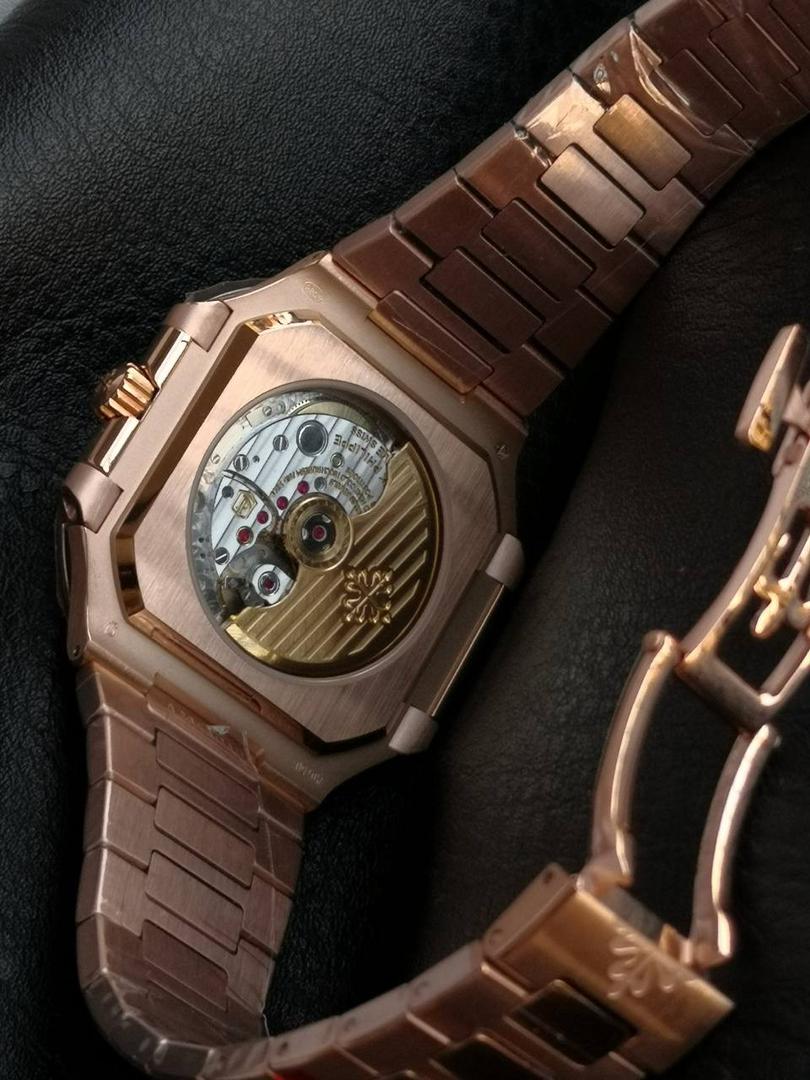 百达翡丽 方形 新系列CUBITUS 5821腕表 亮点特色：1️⃣机芯:搭载定制9015改Cal.26-330 SC一体机，调时不停秒，调时不停秒，摆轮位置均与正品一致，自动上链机芯。2️⃣钢带:316L定制级人体工程学表带，新扣款式。3️⃣表壳:尺寸45毫米厚度仅8.3mm，为表壳对角线长度(即10点位至4点位),因为表壳近似于方形，上下边的宽度会小于这一数值，所以视觉效果并不是很大。 搭配上，5821属于运动风格腕表，日常搭配正装和休闲风格也可以。