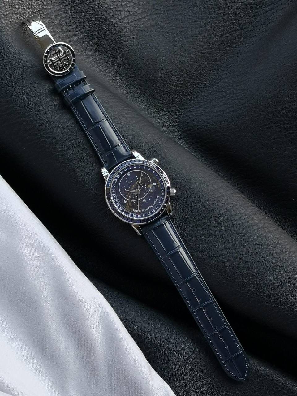 百达翡丽PP-6104G 日内瓦苍穹系列 市场顶级复刻神作震撼来袭！ 搭载原装进口miyota全自动机械机芯改制Cla.240机芯，搭配原装珍珠18K金自动锤，走时精准稳定，性能媲美正品；表圈镶嵌45颗璀璨宝石，表扣点缀28颗珍稀晶石，光影流转间尽显奢华质感；微拱形防眩目处理表镜，折射效果立体通透，让表盘细节清晰可见，质感再升一级💯💯