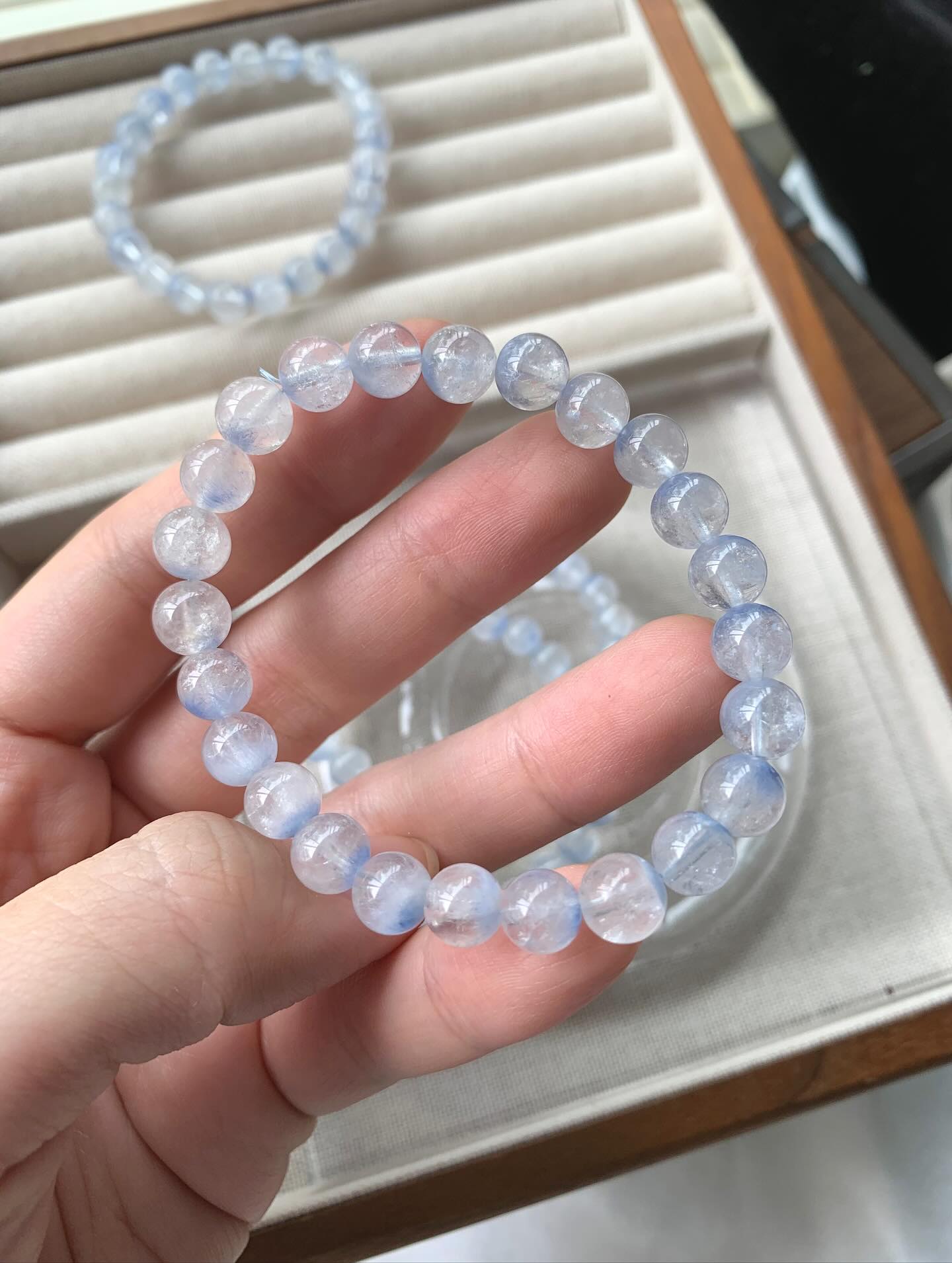 高货蓝线晶 ｜Dumortierite 8.0/7.2mm RM328 蓝线晶的功效主要集中在提升沟通能力和自信心、平衡情绪、以及事业财运等方面。 它被认为能增强表达、说服能力，帮助消除紧张和焦虑，促进积极心态。 在事业上，它被视为招财和激发斗志的象征，同时也可净化负能量，帮助辟邪防小人Dumortierite is believed to offer benefits for mental, emotional, and spiritual well-being, such as promoting mental clarity, focus, and patience. It is associated with enhancing communication, particularly through the throat chakra, and may help soothe emotions like stress, anxiety, and fear. Some traditional beliefs also attribute physical benefits, including relief for headaches and digestive issues, as well as support for spiritual growth and intuitive abilities. #蓝线晶 #天然水晶 #稀有矿 #水晶手串 #naturestone #马来西亚水晶网店 #dumortieritequartzbracelet #gemstone