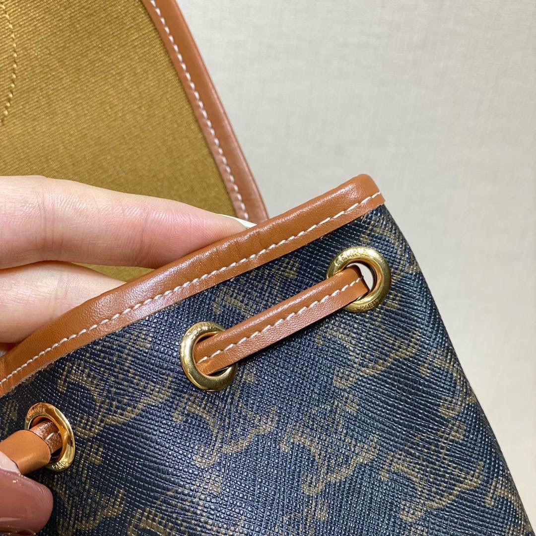 🔥大货实拍图 𝗖𝗘𝗟𝗜𝗡𝗘 ♥𝗧𝗥𝗜𝗢𝗠𝗣𝗛𝗘 𝗖𝗔𝗡𝗩𝗔𝗦 𝗙𝗢𝗟𝗖𝗢 型号：197662 尺寸：17*20*10cm