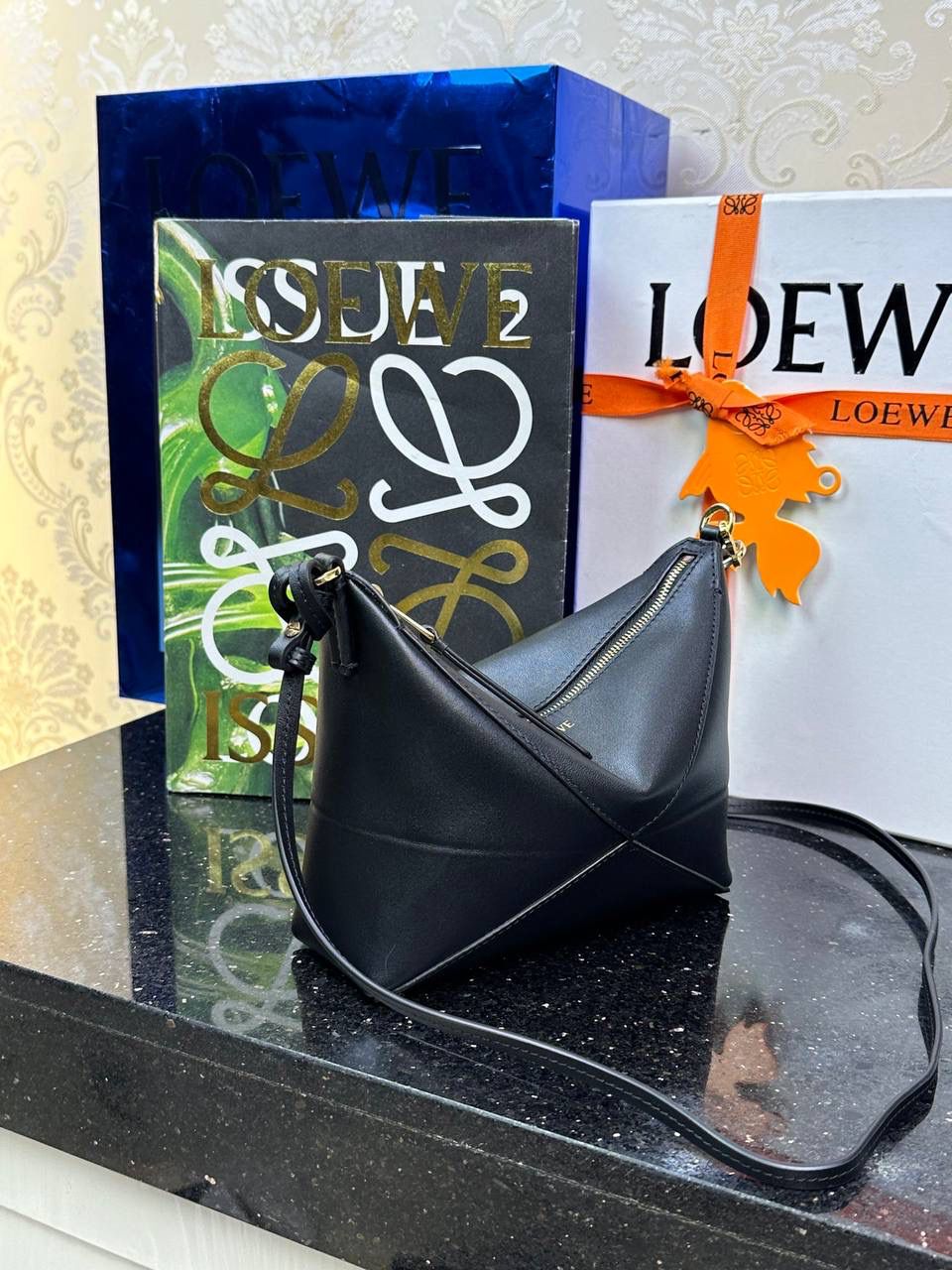 ♥️𝙋𝙪𝙯𝙯𝙡𝙚 𝙁𝙤𝙡𝙙 ——【经典黑】 尺寸：𝟐𝟑-𝟔.𝟓-𝟏𝟓.𝟓𝐜𝐦 编码：522404 🎈经典几何为造型，以及柔软细腻的Napa牛皮，升级为可完全折叠的手拿包。 🎈自带一根🉑拆卸🉑调节的肩带，一包多背，多样化风格，秀场大放异彩😃日常实用性强👌 🎈配全套专柜礼盒🎁，给你满满的仪式感👀