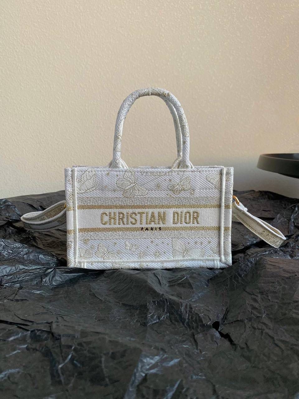 🈶金色蝴蝶迷你 𝗖𝗗 𝗕𝗼𝗼𝗸 𝗧𝗼𝘁𝗲 24圣诞限定🎄 圣诞季这一波𝗗𝗜𝗢𝗥真的稳赢 浪漫的蝴蝶刺绣 象征着自由和转变 高级的配色 精致的造型与细节设计，无不透露出一种温柔而魔法般的美感🪄💕 呜呜真的太好看了，姐妹们必冲！ 21.5×13×7.5cm