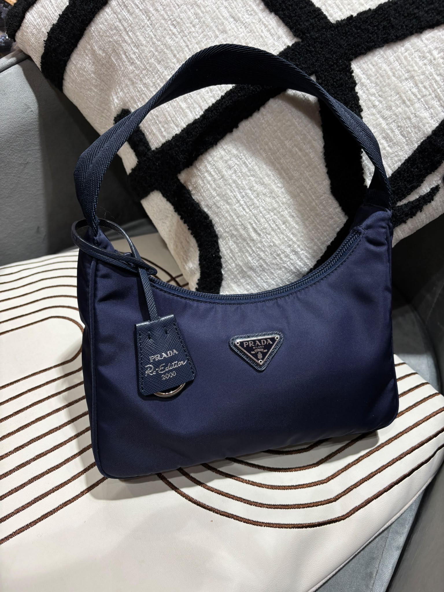 Prada re-edition 2000 re-Nylon Hobo Bag Navy 100%Authentic, 98%New