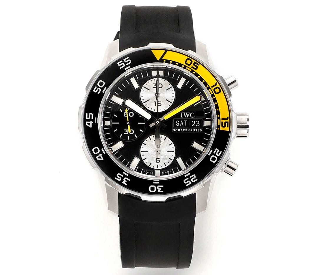 IWC万国海洋计时系列，一款直正潜水与计时融合的腕表。超高的颜值 具备「背景照明」的旋转式潜水外圈。多功能外圈里面是4毫米阔的蓝宝石玻璃圆环，底部有印花及涂上浓缩的Super-LumiNova®夜光涂层。粗犷的时标和刻度，并覆有银光涂层，在昏暗的环境中发出光芒，让时间时时掌握。材质： 316L精钢 直径： 44毫米 机芯：Asia-7750机芯🔥