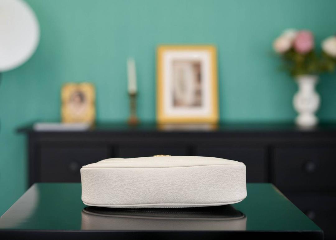 🥯Aphrodite系列小号新月造型肩背包 白色25cm 正品售价,500 复古又高级的新月造型，近期热搜新品 版型超正，实物真的超级美 山羊皮柔软但却耐造 三根肩带，实现多种背法~ 官方款号 731817 尺寸：25x 19x7cm