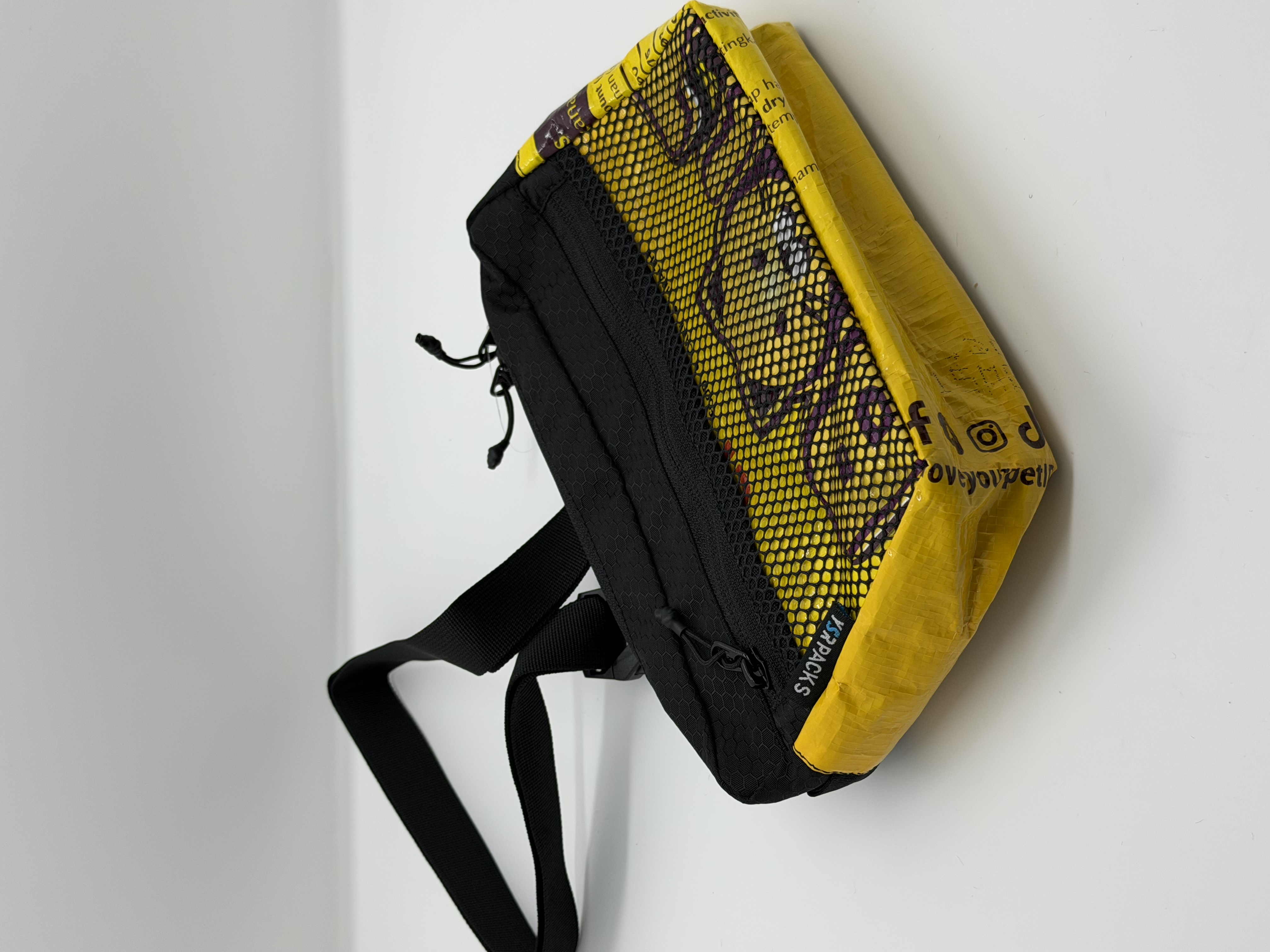 印尼品牌YSR Fanny bag 腰包 斜包  <好物分享> 這個以製作貓糧袋而留下來的邊角，再度升級造成fanny pack腰包/胸包，簡直是up上up的玩法。  而做出來的腰包不但外型盞鬼，而且容量也不少，出街放齊電話銀包紙巾也絕對不是問題。   由於每個都是運用做背囊下來的邊角再製作，所以不能保證每個包的圖案/位置/拼貼能達到一模一樣。  如果看見喜歡的顏色，又喜歡圖案的位置，而且每個都是獨一無二，就不要猶豫了！🙌  產品手工量度尺寸為： 21cm x 13cm x 6cm  重量：+/-126g