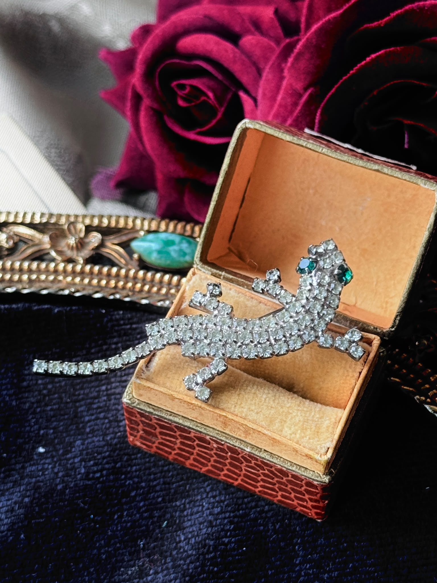 Vintage Sparkling Rhinestone Lizard Brooch (MT2610)