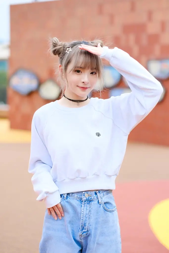 Muahmuah Small Logo Crop Sweater