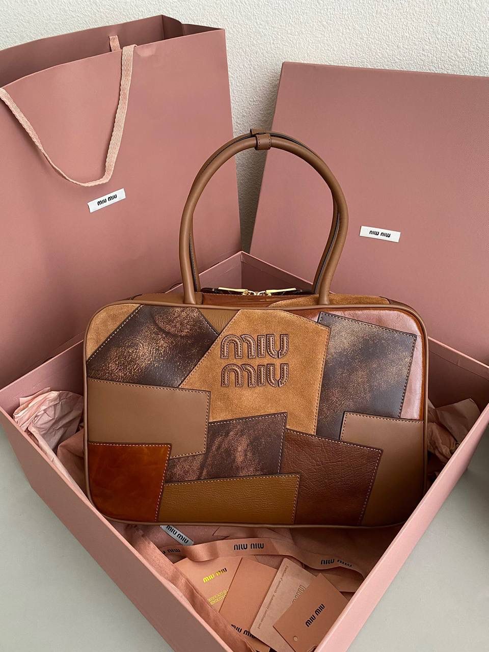 🈶拼接色 𝗠𝗶𝘂𝗠𝗶𝘂公文包，大爆款 这只大火啊！超有腔调的一款 简约精致的设计真的好耐看 不同色系拼接有点流浪感又透着高级 色彩搭配温暖而富有层次 把美拉德复古风拿捏的很到位 整体造型非常慵懒惬意，保证了舒适性和实用性的同时还兼顾了美观性 时尚，非它莫属了！ 23×34×12cm #F0020m