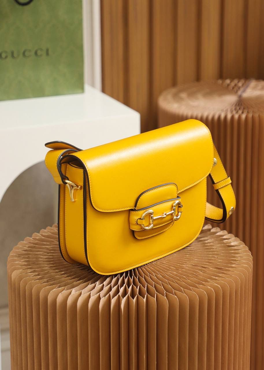 ▪️𝟭𝟵𝟱𝟱 𝐇𝐨𝐫𝐬𝐞𝐛𝐢𝐭马衔扣#602204# 正品皮▪️YY# ☑️尺寸：25*18*8𝙘𝙢 𝙃𝙤𝙧𝙨𝙚𝙗𝙞𝙩 1955马鞍包全皮系列， 全皮的质感看起来更加上档次， 更加有时尚感，标志性的马衔扣五金， 搭配经典的复古线条与现代精神巧妙融合， 不仅看起来有复古的味道，却不失时尚的高级感， 采用皮革材质相映成趣， 搭配可调节的肩带，给予日常不同的背法！ 隔成设计，更加人性化使用！ 给人透出低调而大气的气质！🔥🔥