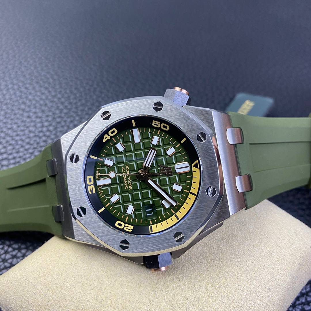 新款亮相 爱彼潜水表——新款爱彼15720！腕表尺寸42mmX14.2！ 1:表壳采用精钢表壳，搭配防眩光处理蓝宝石水晶玻璃表镜和表底，黑色陶瓷旋入式表冠，全部数据材质采用正品扫描对标。 2:机芯采用9015改全新的Calibre 4308自动上链机芯，走时稳定，无售后忧虑 3:独家最强机芯夹板打磨，更加立体。全新特调陀片颜色 4:最人性化的活动头粒缓冲，确保吻合正品 5:表盘镌刻“Méga Tapisserie”超大格纹装饰，搭配荧光立体时标和皇家橡树指针，黑色旋转内表圈搭配米色0至15分钟区域 6:采用进口夜光填充，最持久的夜光和最齐的内应刻度 7:原装一致倍数放大镜日历窗口，超强通透性 8:表带采用最新款开模的进口橡胶带，无论纹路颗粒还是质量全部吻合正品，质感更高级。 功能走时精准稳定！