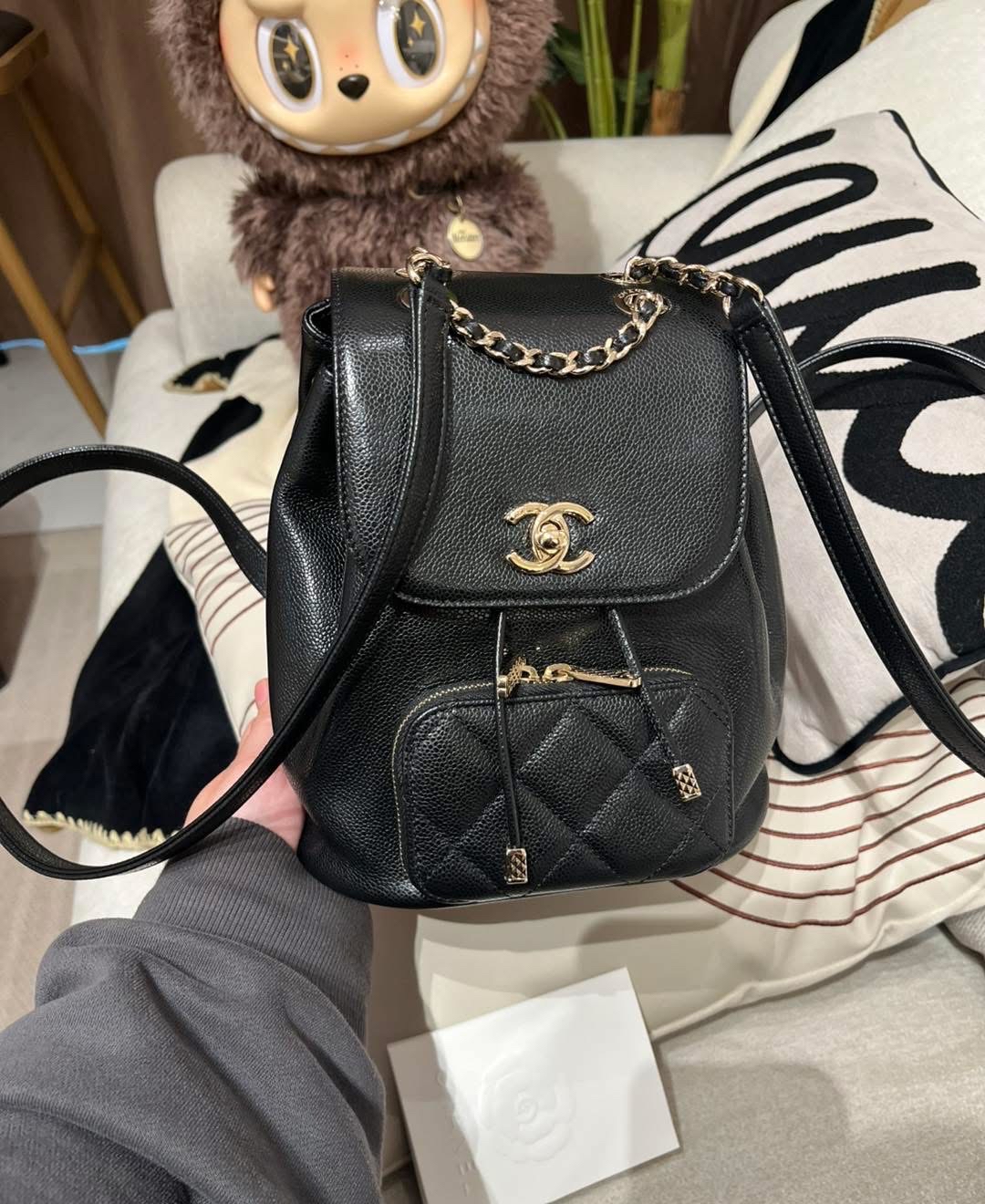 Chanel backpack AS3530, 亮面粒紋牛皮淡金扣 100%Authentic, 98%new ✅專門店收據✅晶片✅塵袋✅Box