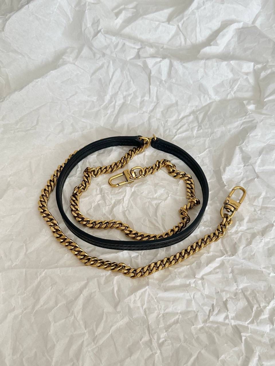 ys1 gaby手提水桶包🍳 哒啦啦，又有新款啦 gaby的延伸系列小水桶 有点像驴家的薯条包🍟 但是它来得更精致 毕竟是小羊皮材质的 手提着真的好好看咯 翻盖的设计更方便取放物品 私密性和安全性也比敞口的更好 一整个大心动！！ 19×17×15cm763961m