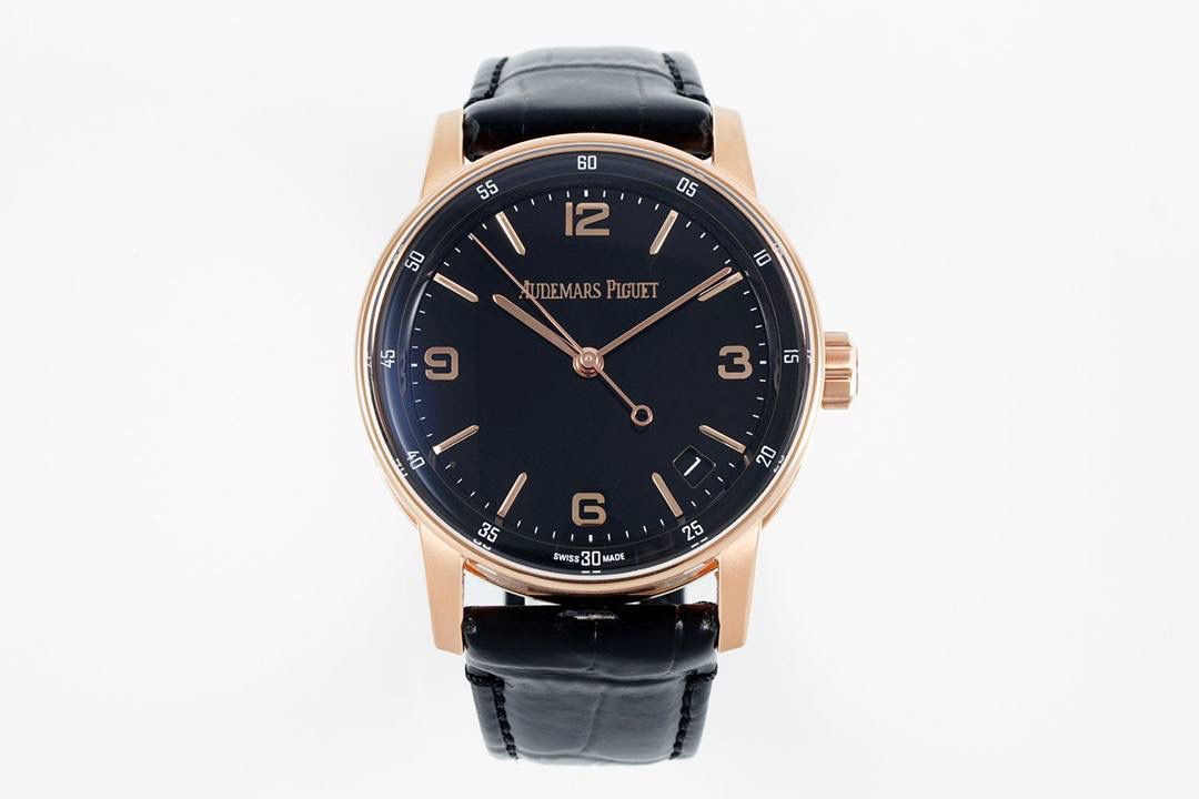 🚀新品CODE15210 系列 爱彼CODE 11.59系列蓝盘大三针自动上弦腕表，表壳直径为41毫米，这一尺寸的设定使得这枚腕表同时适合男士与女士佩戴。与此同时，表壳八角形与圆形融合的设计也让这一系列从一般的圆形表壳腕表中脱颖而出。 根据原版设计，圆形表壳内嵌入八边形中间件，镂空表耳顶部通过焊接固定于超薄表圈上，表耳底部巧妙地与表背构成完美衔接。表圈、表耳和表壳均经过缎面拉丝、斜面倒角与抛光处理。表壳厚度为10.7毫米，可以轻松的塞进衬衣的袖口中。💯🔥