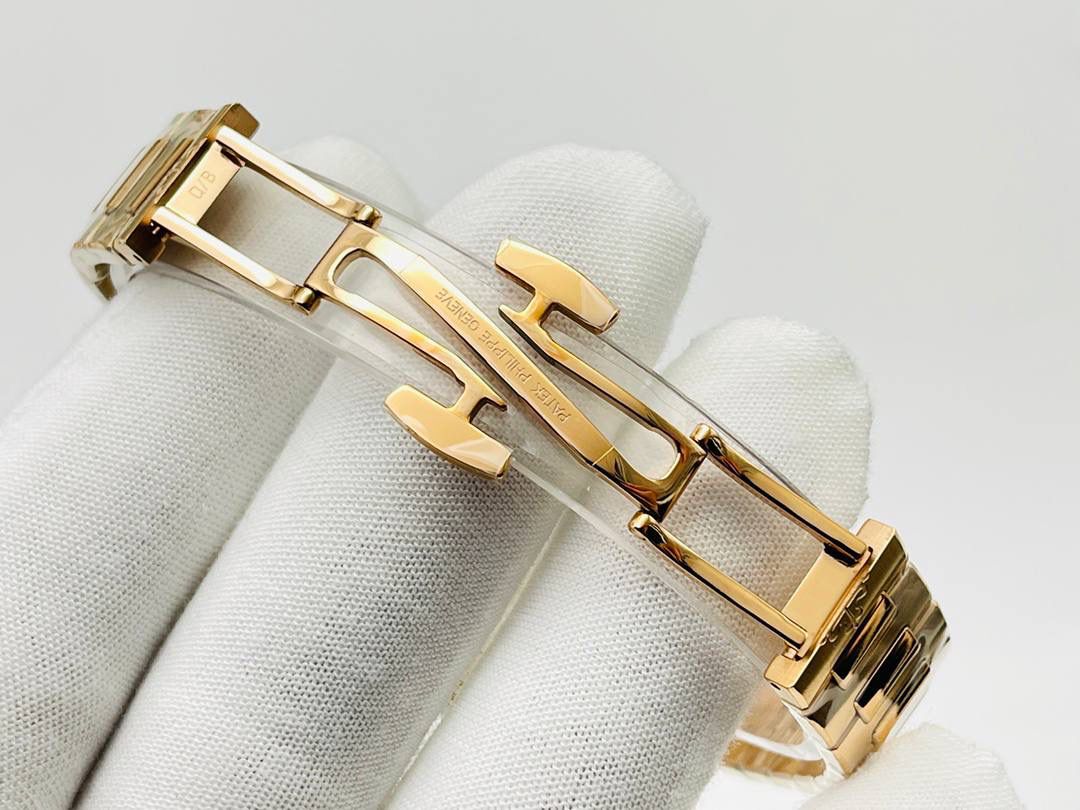 百达翡丽鹦鹉螺女款腕表PP7118强势来袭！ “324”机芯最高版本““到货”” 唯一媲美正品的副本！ 正品完美互换真正Cal.324C一体29钻机芯！ 全新订制版百达翡丽专Cal.324SC自动上链机芯。史无前例厚度和正品一致完全实现。整机根据真正的Cal.324SC机芯设计-1:1尊重原厂设计，傲视市面上一切副本百达翡丽。 机芯尺寸“27.0mm”厚度“3.3mm”动力存储“45小时”数据正品一致！ 腕表尺寸34MM，厚度8.3MM，全网最薄！ “没人能拥有百达翡丽，只不过为下一代保管而已。”