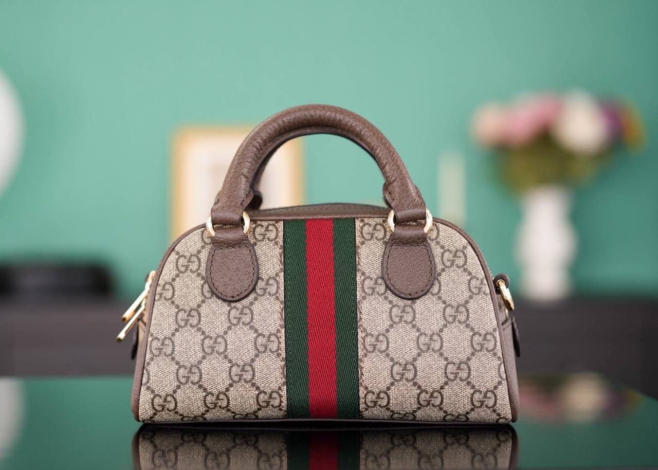 🥯GG Ophidia系列迷你手提包 波士顿21cm 正品售价,500 包身简洁大方，太过繁杂的元素反而会降低档次，强烈推荐! 虽然是迷你尺寸，可是它的容量很可！！！ 官方款号 724606 尺寸：21x12x10cm