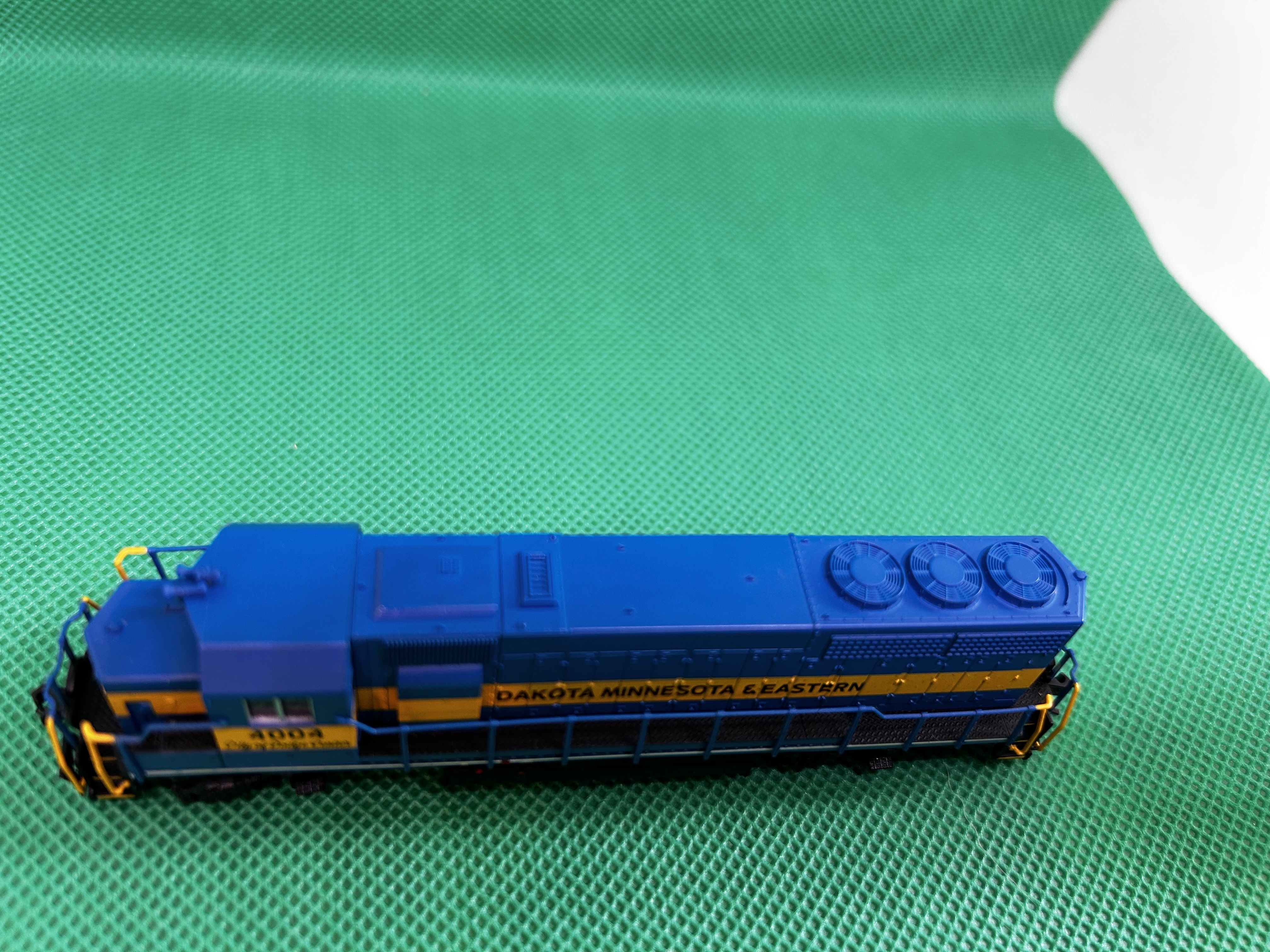 Atlas N' EMD GP40 Dakota, Minnesota & Eastern #4004 City of Dodge Center NIB