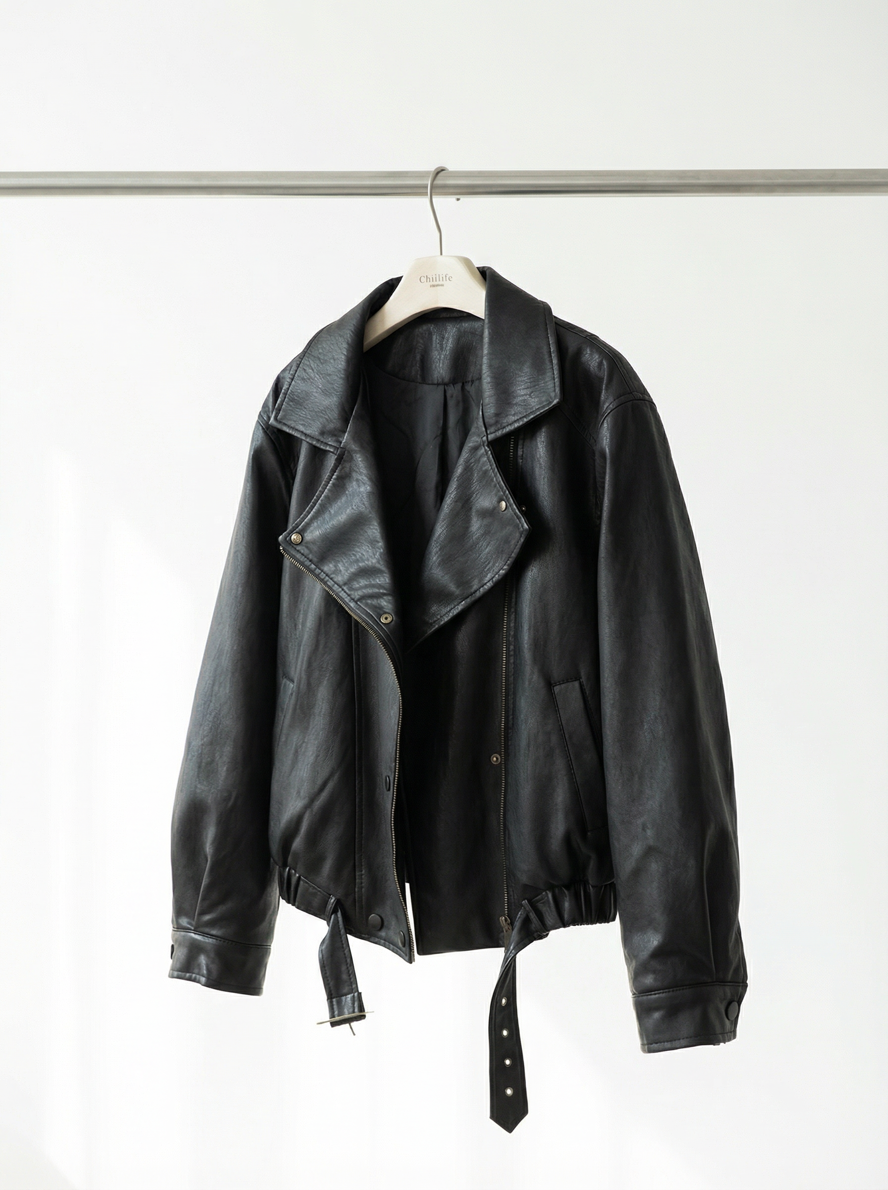 黑色皮革斜襟短版飛行夾克