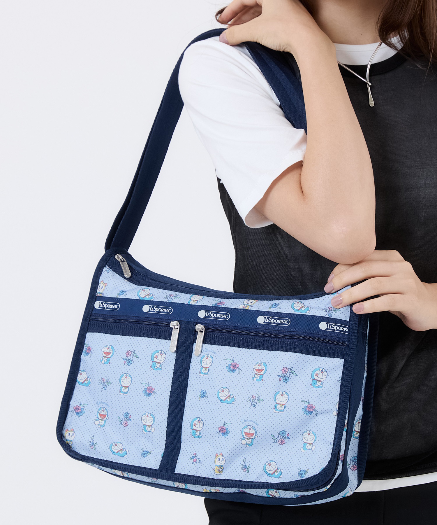 [訂購] [日本直送] 💙 LeSportsac「DORAEMON DELUXE EVERYDAY BAG」 📏 尺寸/內容：高約25cm｜闊約33cm｜厚約13cm {TF260810}