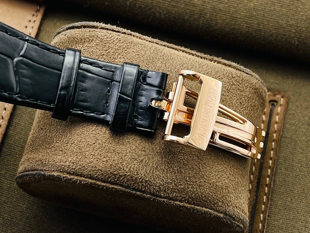 市场V4最高版本 爱.彼皇家橡树15400满天星系列腕表！ 1⃣️搭载进口9015机芯机械改装Cal.3120机芯，走时精准！ 2⃣️直径41MM！厚度9.8MM！ 3⃣️全表采用高亮度钻镶嵌，技艺精湛，不掉钻！ 4⃣️采用圈口可拆卸结构，市场大部分版本圈口不能拆卸！ 5⃣️316L全钢精磨工艺，质感更好！ 6⃣️全钻表盘，搭载高端指针！