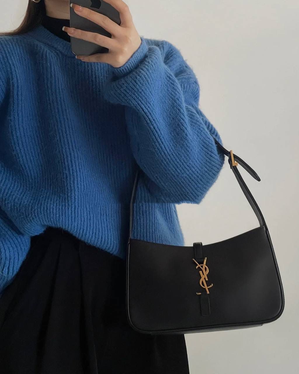 ys1 le5à7 光滑牛皮腋下包 平纹黑🖤 没找到他们家出的包包越来越极简主义 线条流畅，没有一丝一毫多余的废话 包身正面的一个logo说明一切 能留下来的都是这种简单款 日常最好搭配的也是这种 头层牛皮不仅光滑 皮感摸起来还有一点点韧度 内里搭配了我最爱的麂皮 真的是里里外外都非常打动人🖤 我的私心强推！ 23×16×6.5cm651350m