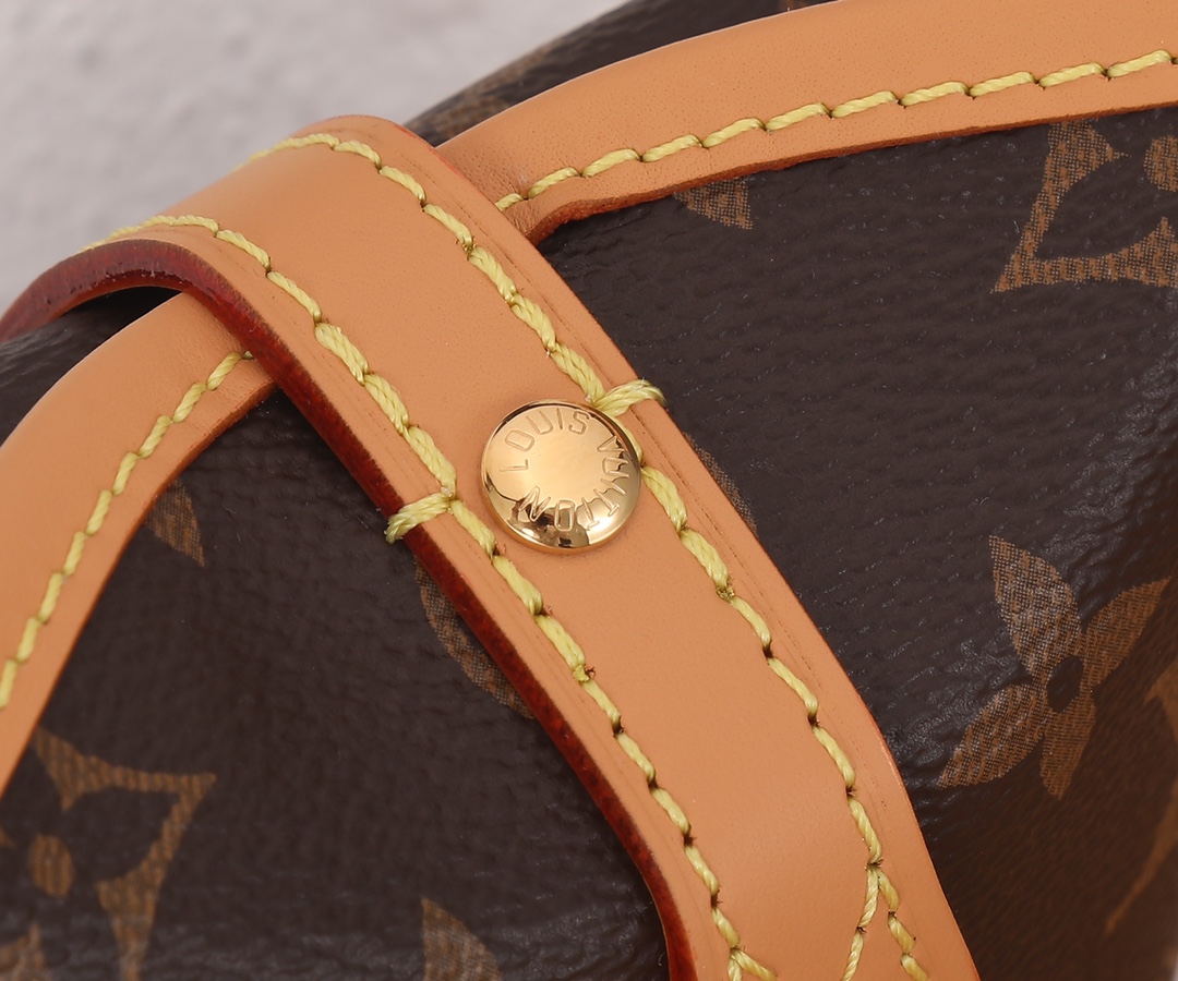 Louis Vuitton Fold Me Pouch