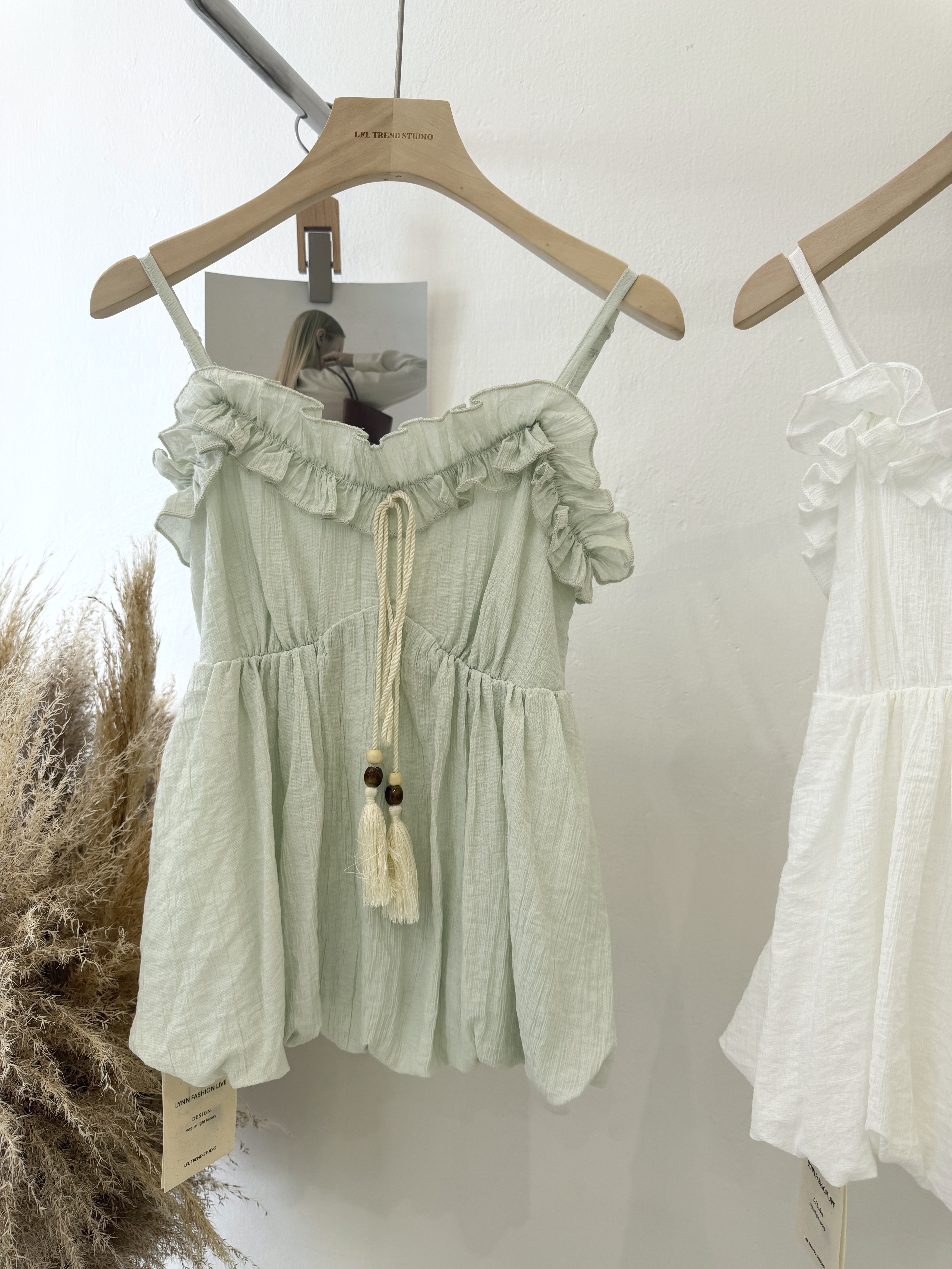 7194 减龄款木耳边花苞吊带
