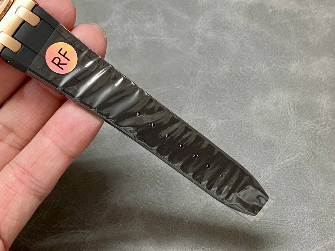 爱彼67601 尺寸33mm 全网女神看过来😍😍这款爱彼女表才是最具有性价比的… 爱彼皇家橡树系列型号67601石英腕表，皇家橡树系列独有的八角形外观还拥有爱彼独特的设计风格也将女士优雅风格融入其中，深受女明星们的爱戴，表带澳洲湾鳄鱼皮，即使只有33毫米的小尺寸，也将爱彼独有的纯净美感与刚毅线条展现的淋漓尽致💝💖💘而镶满钻石的表圈也为佩戴的女士增添了更多的柔美。（32颗明亮式切割美钻）巴蒂镶嵌一枚半透明凸面蓝宝石，搭载瑞士进口石英机芯，拥有实用的日历显示功能，女士们佩戴起来不会显得沉重 ！