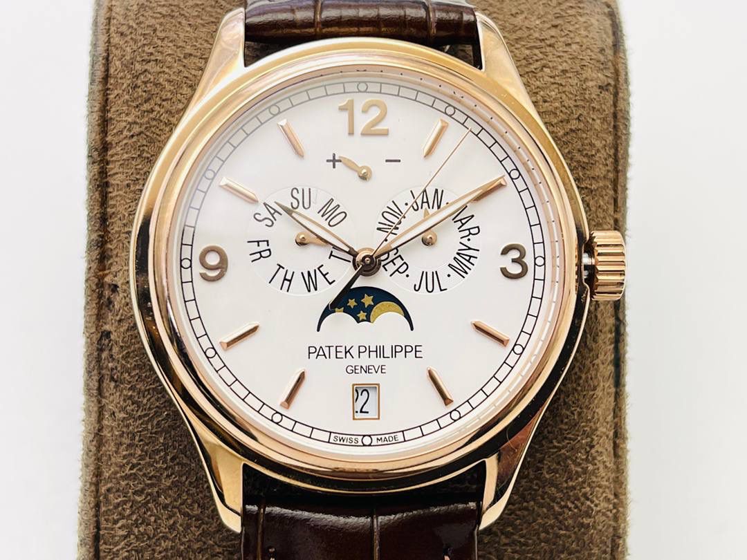 百达.翡丽最热门款式，PP复杂功能计时系列5146R 5147🔥🔥 1⃣️采用39MM表盘直径，精巧绝伦！ 2⃣️搭载高性能Cal.324自动机械机芯，具备年历，日期，月份和月相显示功能，提供了强大的时间衡量功能，表盘设计中心大秒针，是时间易于读取。 3⃣️相信这样的一款腕表会是很多爱表人士所梦寐以求的，但是就如它水中月的意象一样，可遇而不可求，所以，如果有个机会出现在你面前，那么就好好珍惜吧。