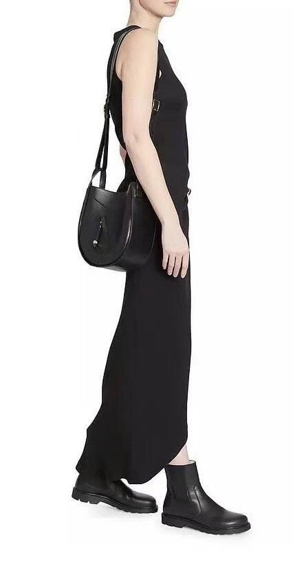 🎈新款吊床𝗛𝗮𝗺𝗺𝗼𝗰𝗸 𝗦𝗹𝗶𝗰𝗲 ——【黑色到货‼️】 尺寸：𝟮𝟭-𝟮𝟱-𝟭𝟬𝗰𝗺 编码：652407 吊床𝗛𝗮𝗺𝗺𝗼𝗰𝗸家族迎来新成员—𝗛𝗮𝗺𝗺𝗼𝗰𝗸 𝗦𝗹𝗶𝗰𝗲，新作采用细腻柔软的亮面小牛皮制作而成，重新以纤巧比例焕新演变成新造型。搭配可拆卸可调节长肩带，灵活实现多功能背法及百变风格。