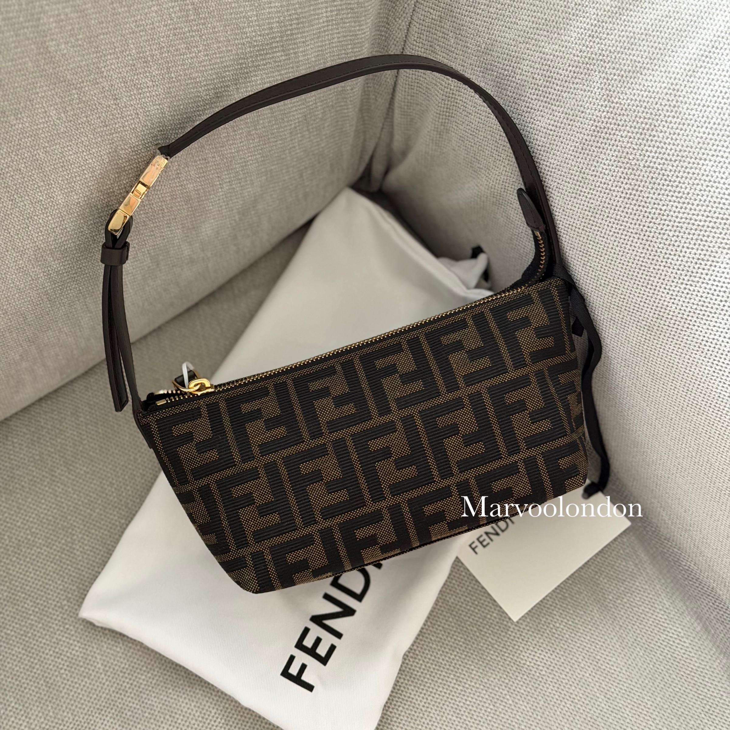 袋身超輕😍😍  限時優惠✨新款🆕訂貨🍒Fendi small 飯盒包 🔖 SIZE 21x11x10cm 可上肩~