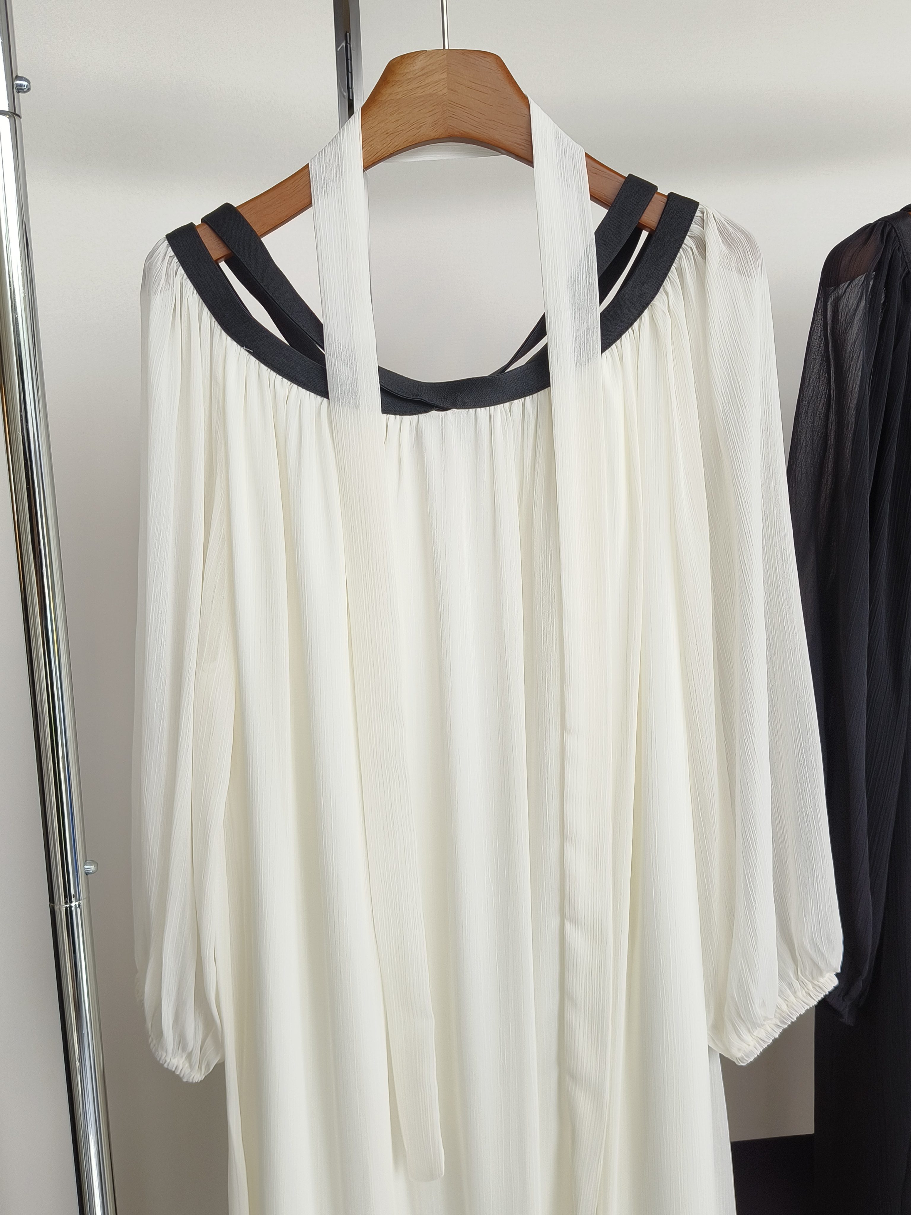 交叉一字肩飘纱连衣裙 Cross Strap Off-shoulder Flowy Dress