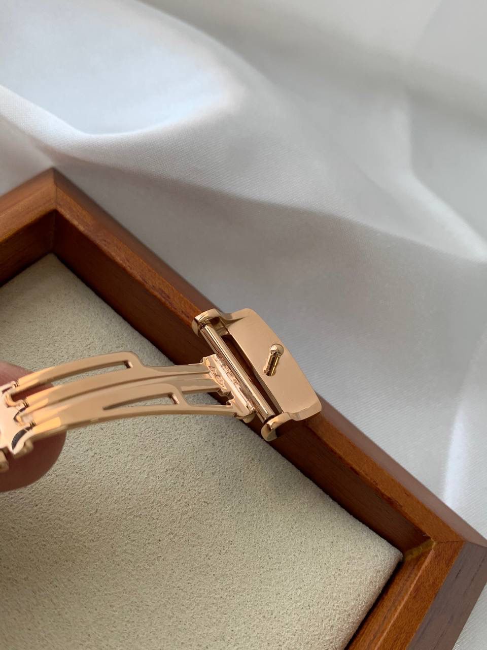 爱彼女款、小红书爆款，喜欢大表盘的女生、必备款，表盘37MM、蓝宝石防刮花玻璃，316精钢表壳、纯手工镶嵌32颗莫桑钻、搭配瑞士多功能石英机芯精准走时，表带采用进口橡胶工艺，佩戴舒适不过敏、折叠扣设计，佩戴便捷，数量有限，先到先得，多种色系，穿搭任选！