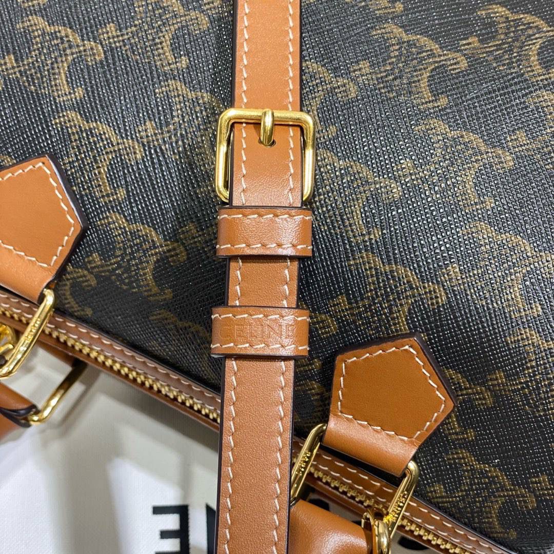 🔥大货实拍图 𝗖𝗘𝗟𝗜𝗡𝗘♥𝗧𝗥𝗜𝗢𝗠𝗣𝗛𝗘小号波士顿 型号：197582 尺寸19.5*14*7cm 别再只买LV speedy了！Lisa同款Celine枕头包来啦！凯旋门老花感觉更复古，更年轻一点～这个季节搭配棕色系，格子外套都更提升复古味，肩带🉑️拆卸可调节，背法多样，会是日常使用频率很高的一只小可爱😉