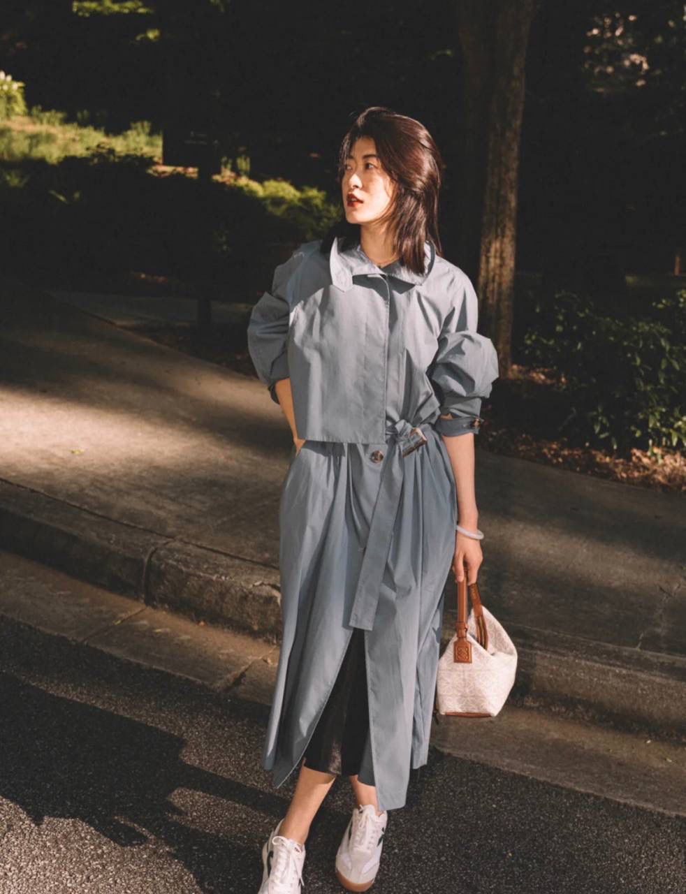 * 𝘊𝘶𝘣𝘪 𝘈𝘯𝘢𝘨𝘳𝘢𝘮 提花布手袋✌️ 大号尺寸:27-17-22cm（顶部宽处34cm） 小号尺寸：21-12-17cm（顶部宽处25cm） 编码:062102布配棕 包包面料挺括度适中，没有固定形状 ，背上出门慵懒氛围感十足😘，肩带可以调节，伸缩至腋下背，单肩，手拎皆可