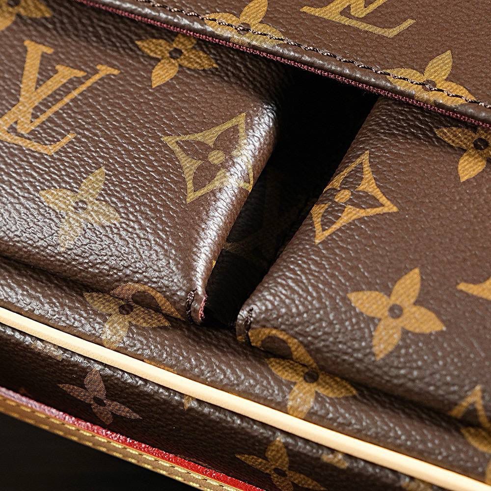 𝐕𝐈𝐕𝐀𝐂𝐈𝐓𝐄 中古骆驼包系列🎀 坐拥中古圈“断货王”之位 依旧是经典老花搭配着双肩带之作，一包多用法！🤟🏻 中古𝑽𝒊𝒗𝒂𝒄𝒊𝒕𝒆心心念念的美～ 复古优雅的设计，将精致融入到每一处细节，色调深邃透露着满满高级的质感。 俗称“万能包”又酷又飒又洋气，大胆入！😍🔥 材质：电镀纯钢五金 皮料材质：法国原厂皮面料 尺寸详情：𝟐𝟓*𝟏𝟓*𝟖 cm