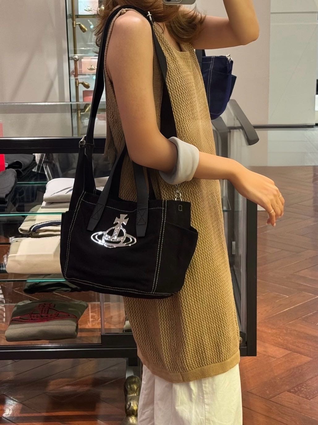 $299隻。Vivienne Westwood 新款手提單肩帆布袋