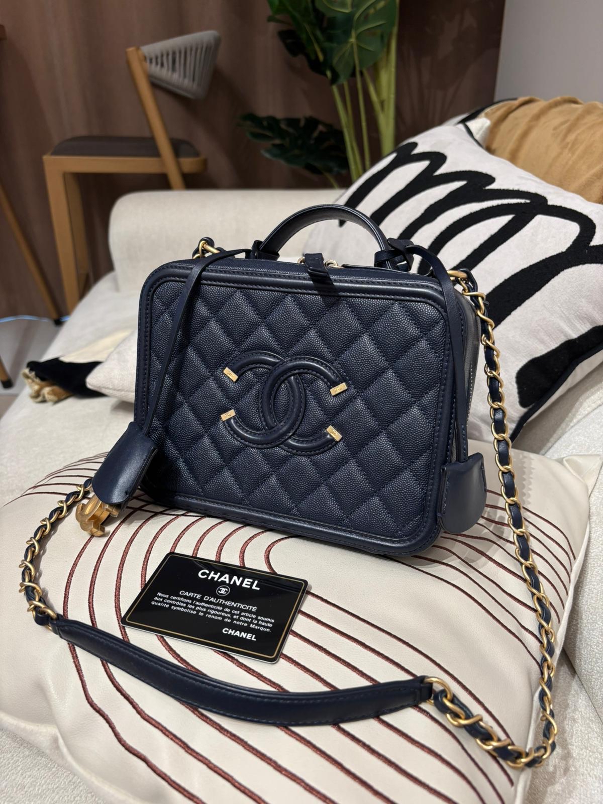 Chanel vanity cc filigree ,Medium navy 牛皮 100%Authentic ,98%new  ✅26card✅dust bag✅box