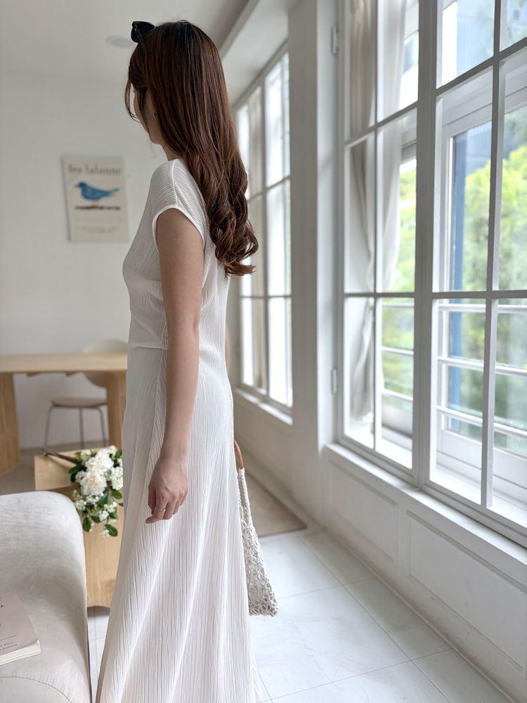 Elea Ribbed Flowy Dress (Ivory)