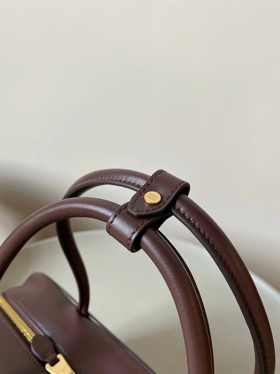 🈶石南木色， 𝗠𝗶𝘂𝗠𝗶𝘂24秋冬公文包 今年这只巧克力色 给调色师跪下了！ 一整个浓浓的秋冬氛围感，已经开始期待秋天了 不管是皮质还是色泽都超有质感 根本爱到不行啊 近两年miu水涨船高，爆款制造机 出什么火什么，杀疯了已经，都去冲 23×34×10cm，#F0020m