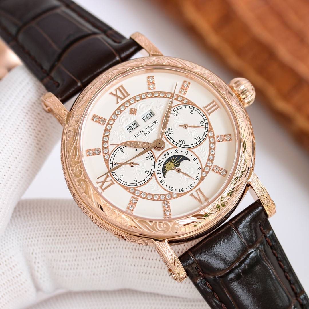 复古。精湛的工艺！ 年度最佳典藏之作——百达翡丽古典超级复杂多功能 万年历功能腕表 团队历时两年多精心设计，不计成本，敢为人先，力求完美，克服重重难关，突破多层技术瓶颈，机芯型号为CH 29-535 升级版，质量稳定！表盘6点位置是月相显示和日期分拨。所有的万年历标志都很好，一眼就能读懂。内里搭置了仿324 S Q 自动上链机芯，是 324 自动上条传奇机芯的精装版本。【表带】经典意大利小牛皮表带，纹路清晰，质感好。搭配圈市面最顶级的百达翡丽灯笼表扣，通用原装无压力。 优雅的Calatrava雕花表壳极具个性，42毫米的表径适配大众男性手寸，与专柜一致，非常商务可亦休闲。
