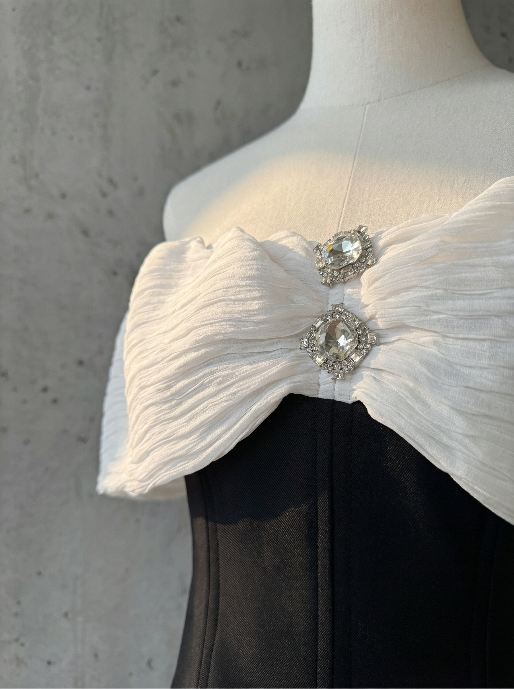 優雅露肩寶石裝飾上衣