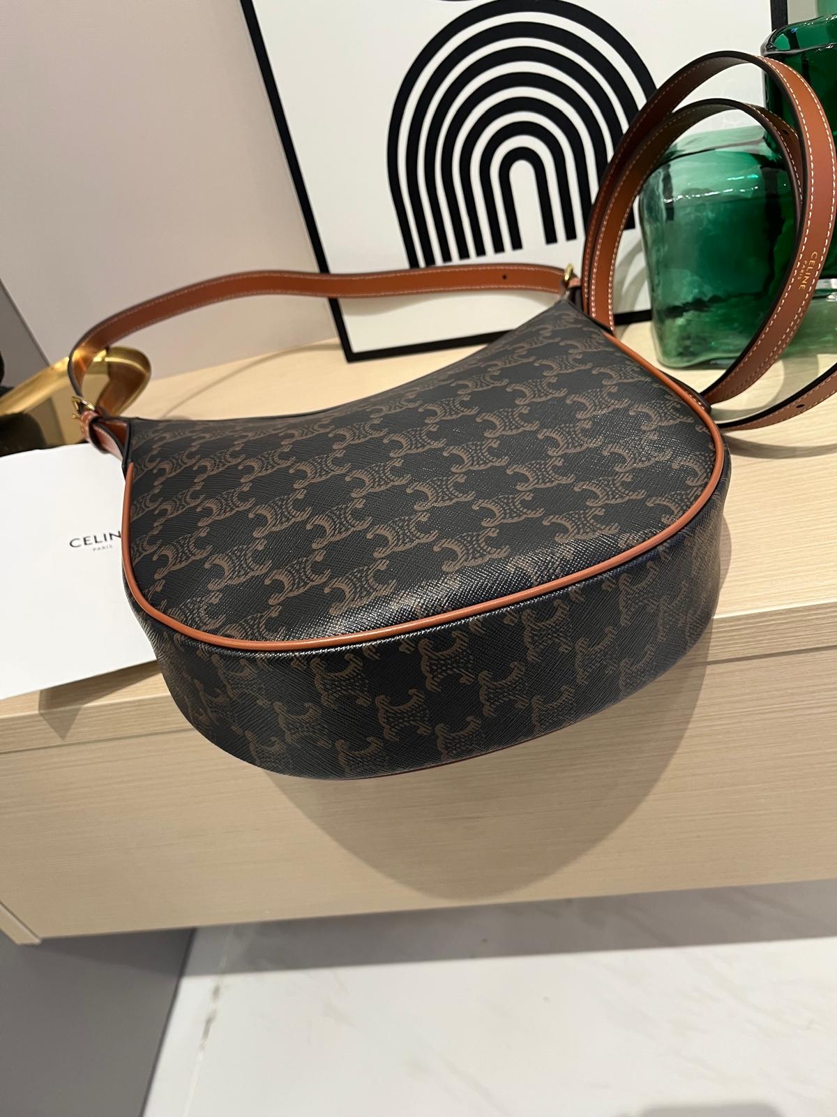 CELINE HELOISE HOBO 100%Authentic,98%new   ✅專門店收據✅2 Strap✅Dust bag 