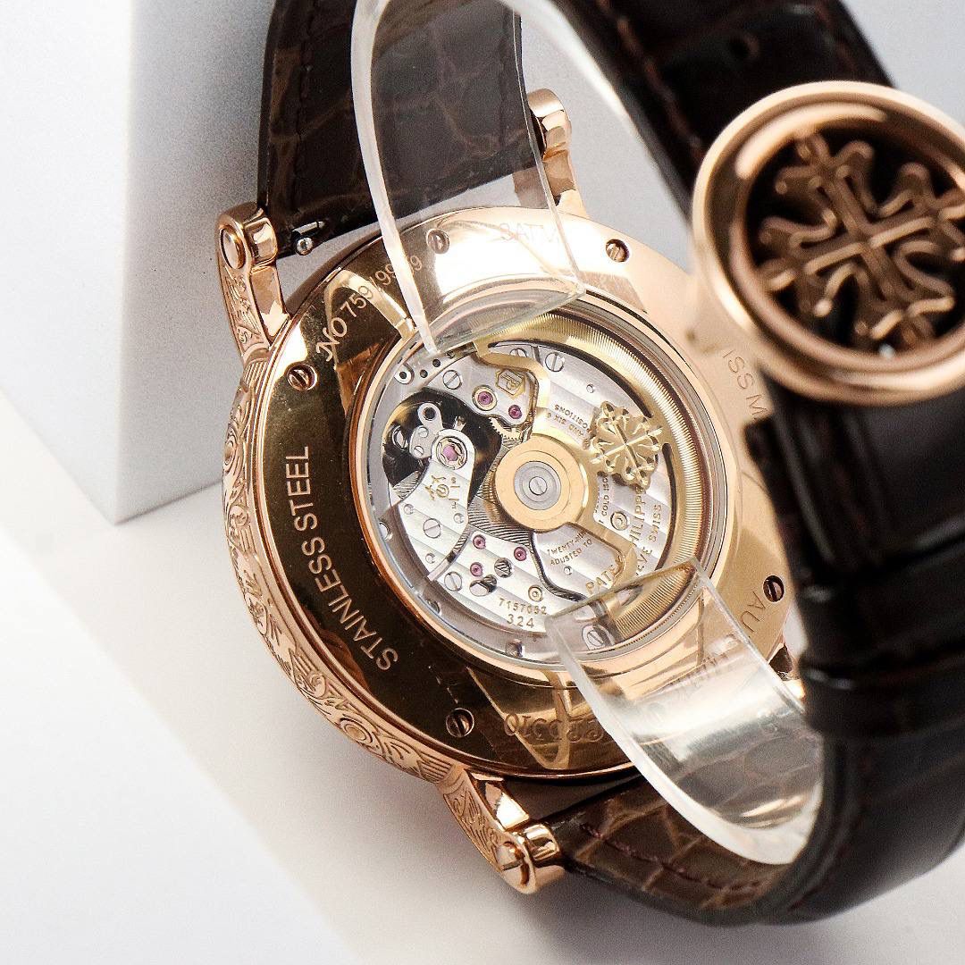 【铁划银钩 苍劲有力】高颜值新品 古朴。复古。精湛的工艺！ 年度最佳典藏之作——百达翡丽古典超级复杂多功能 万年历功能腕表 团队历时两年多精心设计，不计成本，敢为人先，力求完美，克服重重难关，突破多层技术瓶颈，机芯型号为CH 29-535 升级版，质量稳定！【表带】经典意大利小牛皮表带，纹路清晰，质感好。搭配圈市面最顶级的百达翡丽灯笼表扣，通用原装无压力。 优雅的Calatrava雕花表壳极具个性，42毫米的表径适配大众男性手寸，与专柜一致，非常商务可亦休闲。