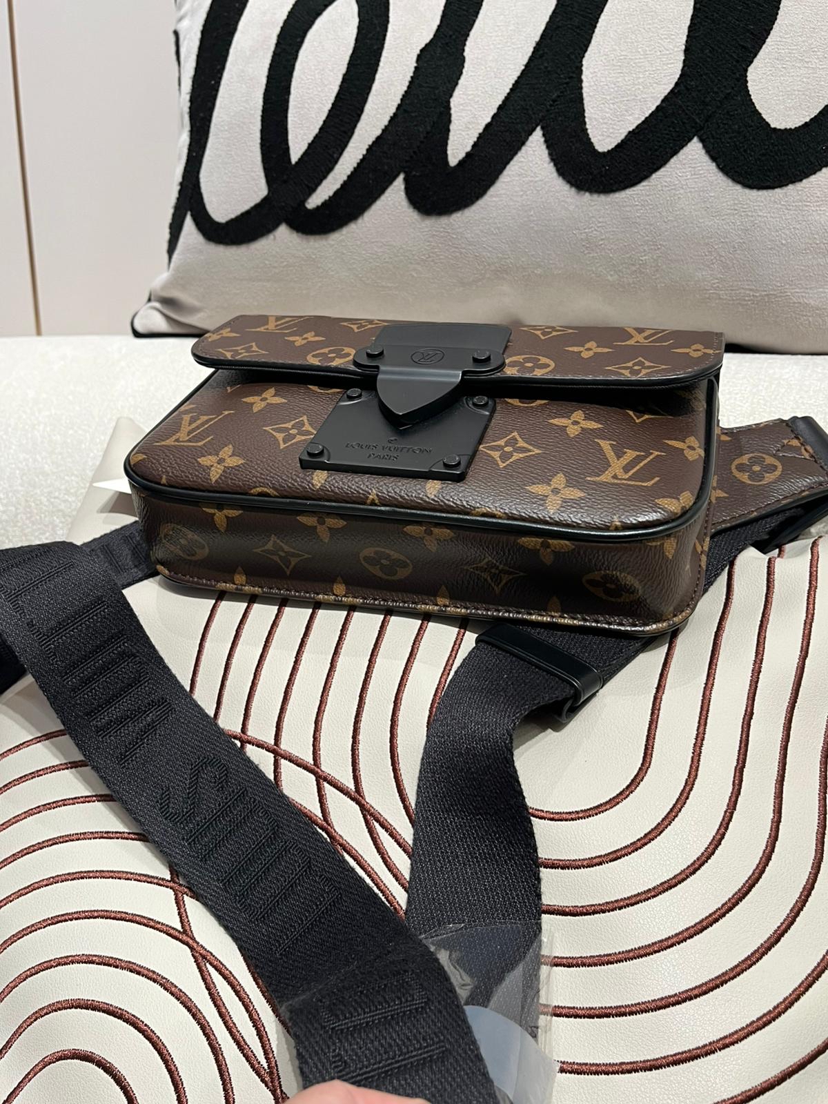 Lv S-LOCK M45807 斜孭袋 100%Authentic,98%new ✅專門店收據✅dust bag 