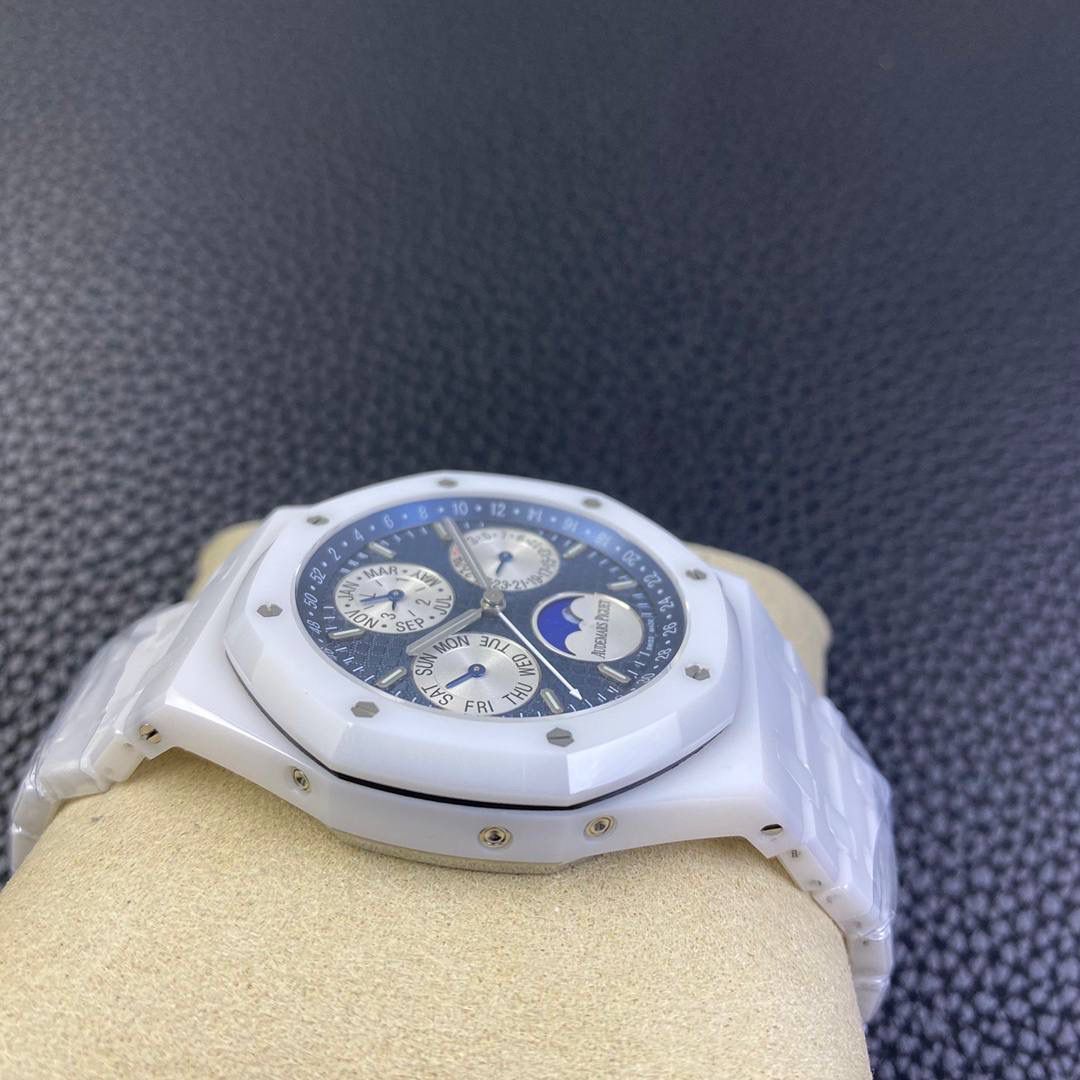 改装款 针位ZP一致 AP26579白陶瓷，皇家橡树系列在“Grande Tapisserie”大格纹装饰表盘上，日期、星期、月份、月相，和四个眼睛的位置与原装同步，并以真实的月球图像显示天文精确月相，形成鲜明对比，直径41mm，复刻一体机5134自动上链机芯，厚度10.5mm（区别市面普通版本14mm ）所有功能真实可用，更薄 更像 ！