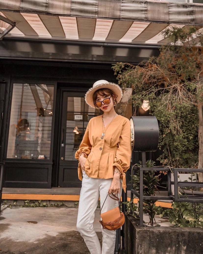 *𝘔𝘪𝘯𝘪 𝘎𝘢𝘵𝘦 手袋 明星同款#💌 尺寸:15-12.5-8cm（中部宽处21cm） 编码:061824荔枝纹棕色 包身采用非常柔韧的颗粒纹小牛皮，内里麂皮 内置两个卡槽，pro 📱可无忧 搭配马术风格的黄铜插扣，以及独特的绳结带 zp拆包定制，高端独家定制五金