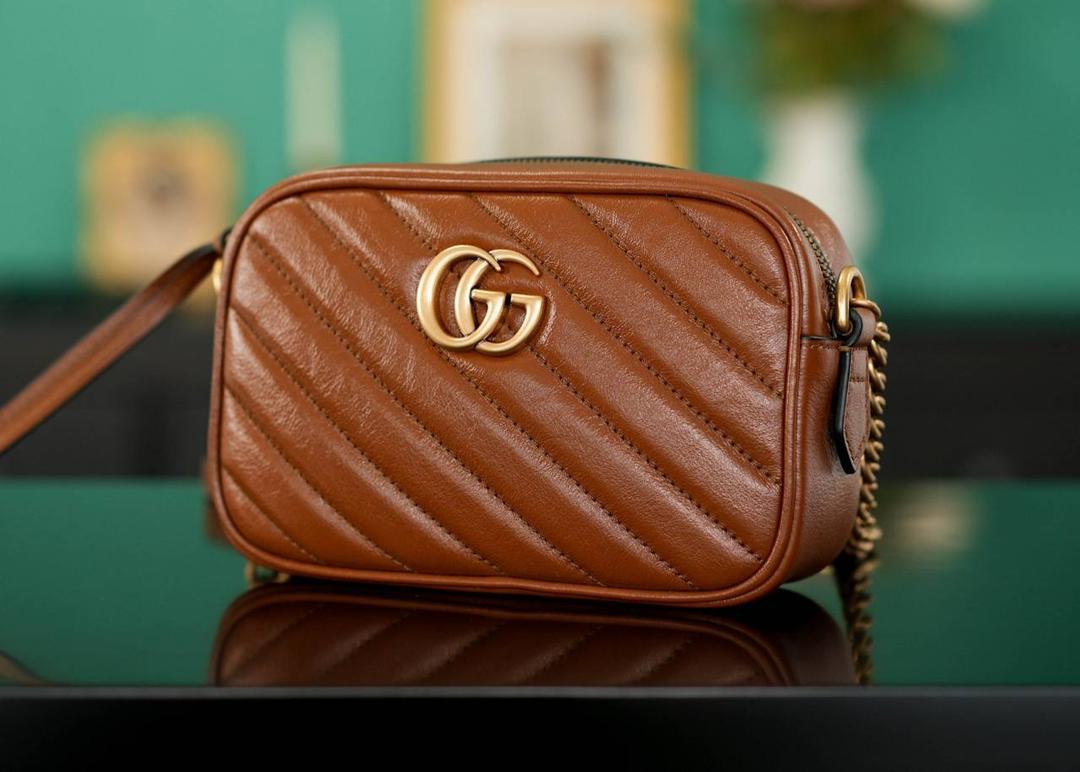 👜🔥Marmont系列绗缝迷你相机包 焦糖色 18cm （原厂皮 全铜五金） 正品售价¥12.000 独家原厂皮发售 限量级别 焦糖色属于大地色系，是黄皮友好色哟！ 自重很轻 链条搭配皮革的肩带不怕溜肩 毫不夸张说 绝对是日常用出场率最高的包 官方款号 448065 尺寸迷你：18x12x6cm 小号：24x13x7cm