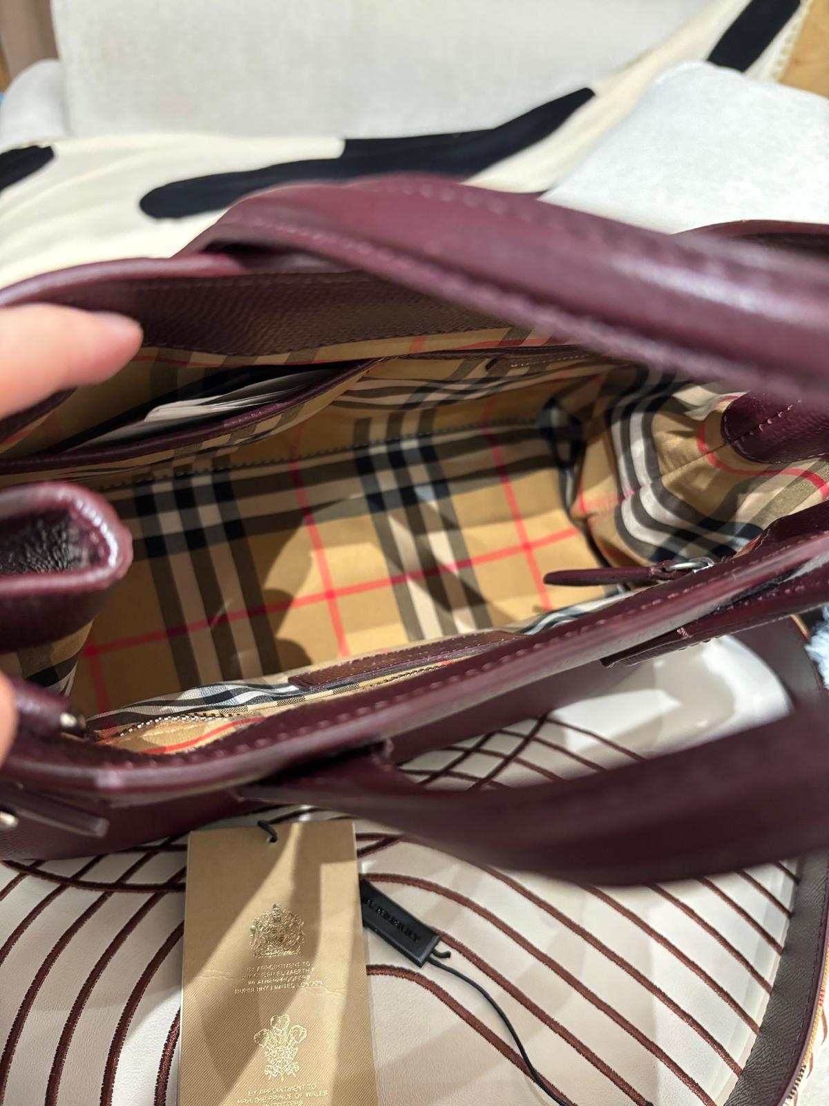 Burberry shoulder bag wine calfskin 100%Authentic,95%new ✅塵袋