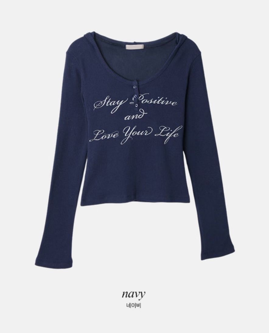 【 ♪行走的時尚女孩🖤隨性風～窩夫紋理質感！文字連帽修身上衣🕶️✨ 】Stay Positive Waffle Top(三色入)  